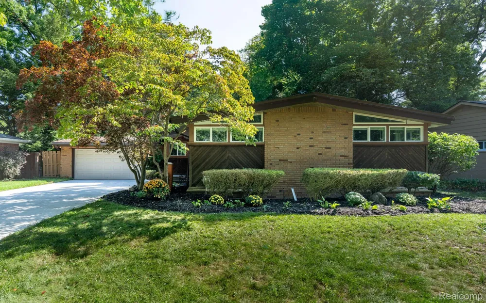 1328 Wrenwood Drive Troy City, MI 48084