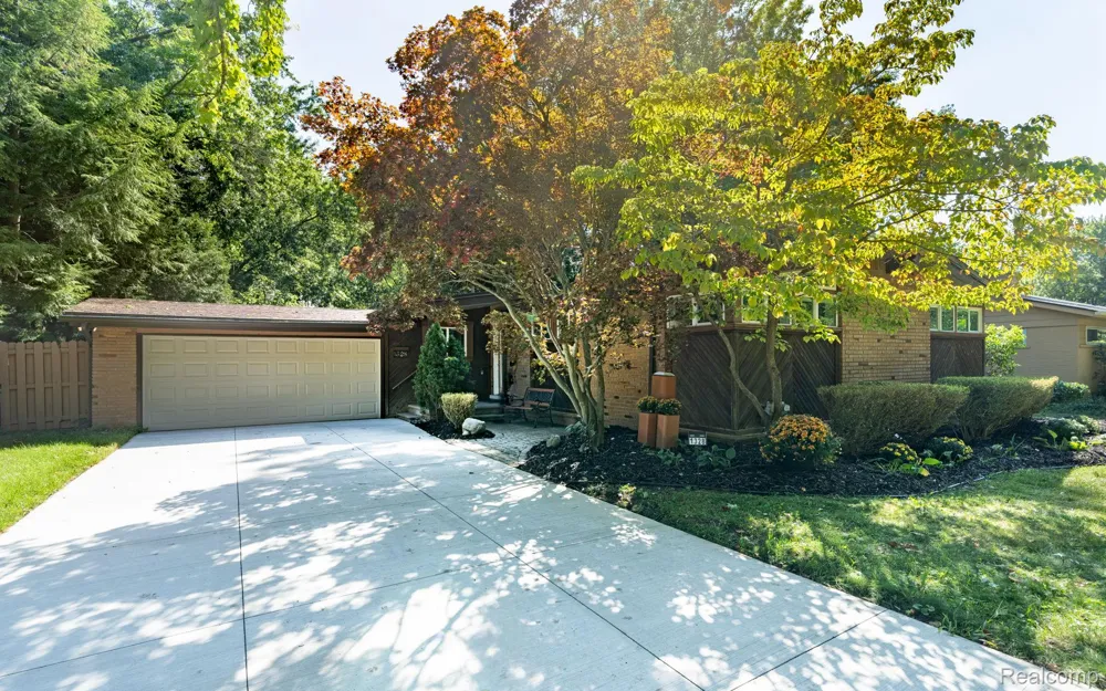 1328 Wrenwood Drive Troy City, MI 48084