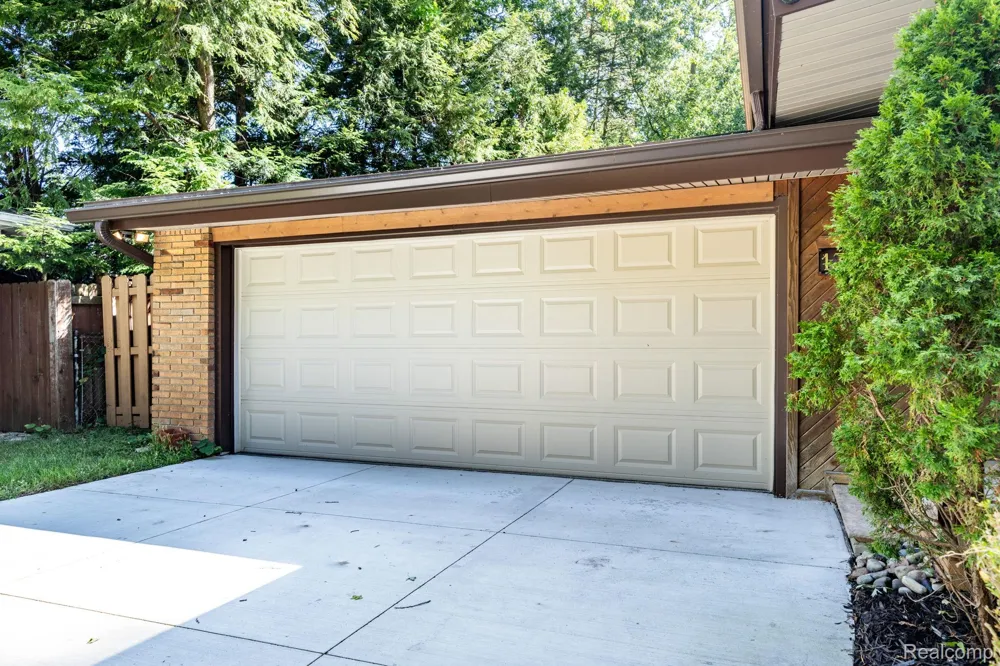 1328 Wrenwood Drive Troy City, MI 48084