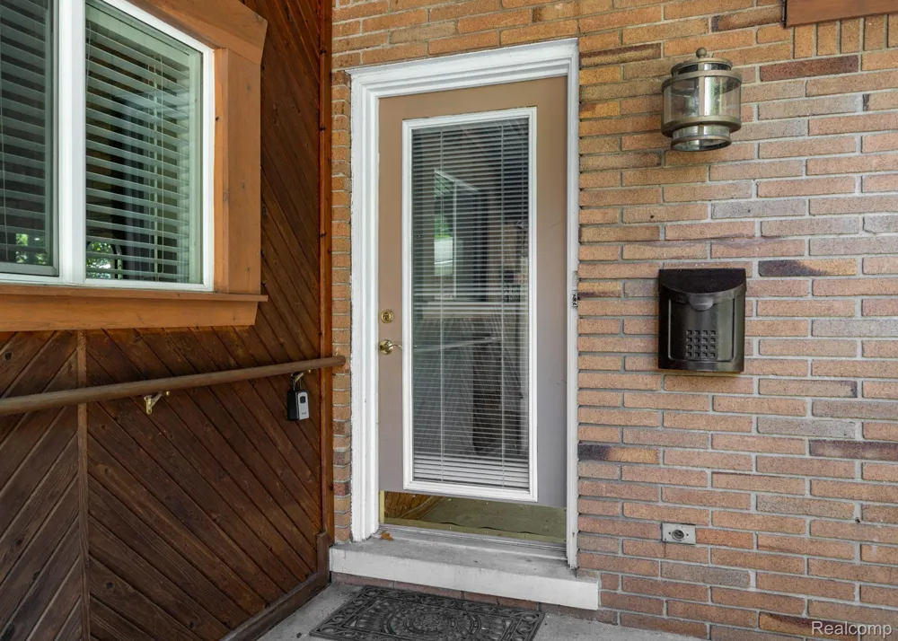 1328 Wrenwood Drive Troy City, MI 48084