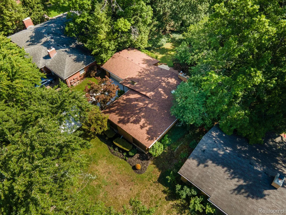 1328 Wrenwood Drive Troy City, MI 48084