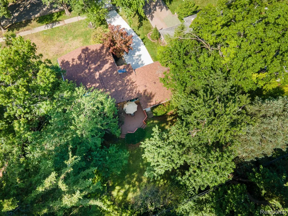 1328 Wrenwood Drive Troy City, MI 48084