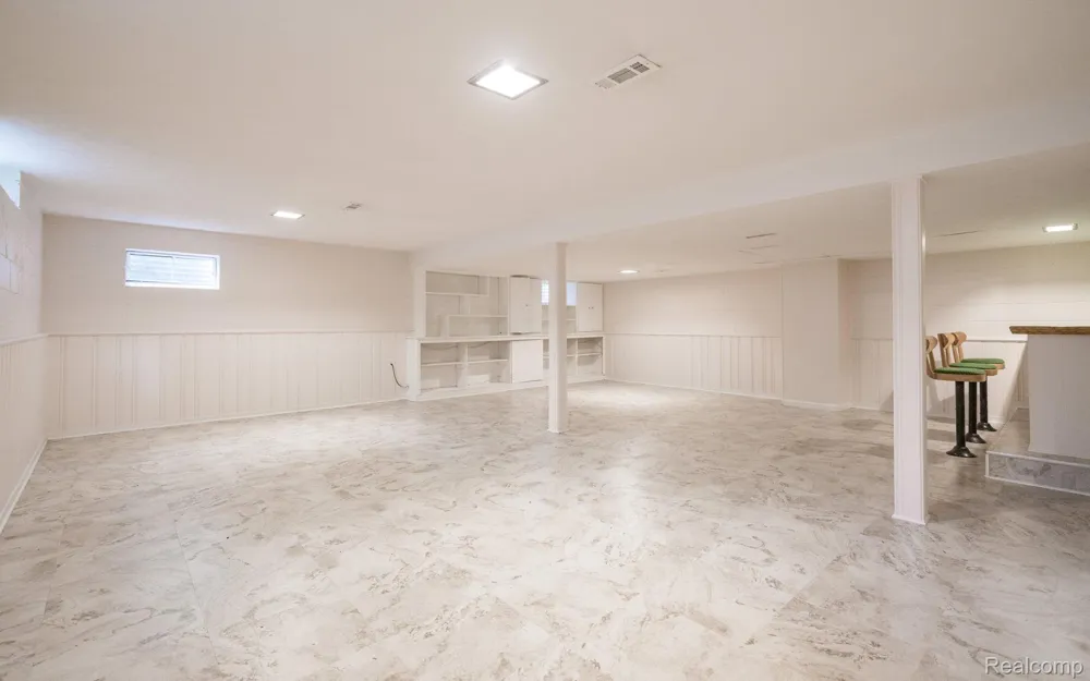 1328 Wrenwood Drive Troy City, MI 48084