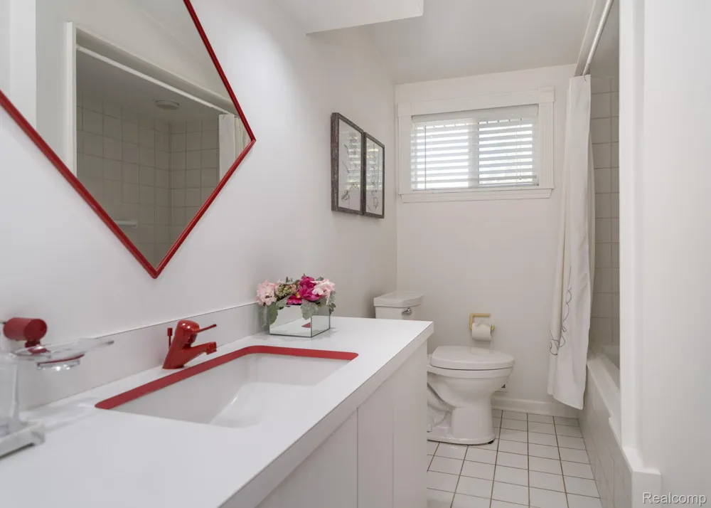 1328 Wrenwood Drive Troy City, MI 48084