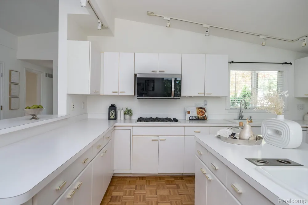 1328 Wrenwood Drive Troy City, MI 48084