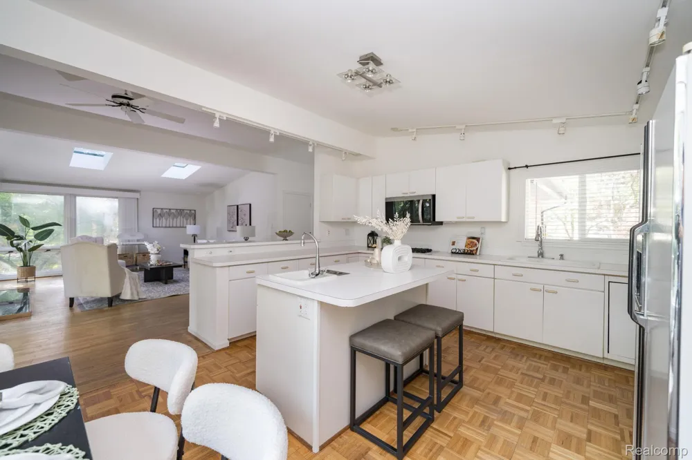 1328 Wrenwood Drive Troy City, MI 48084