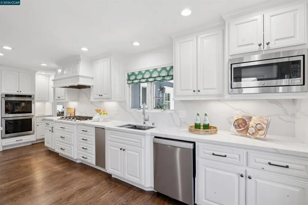 71 SCENIC DRIVE Orinda, CA 94563