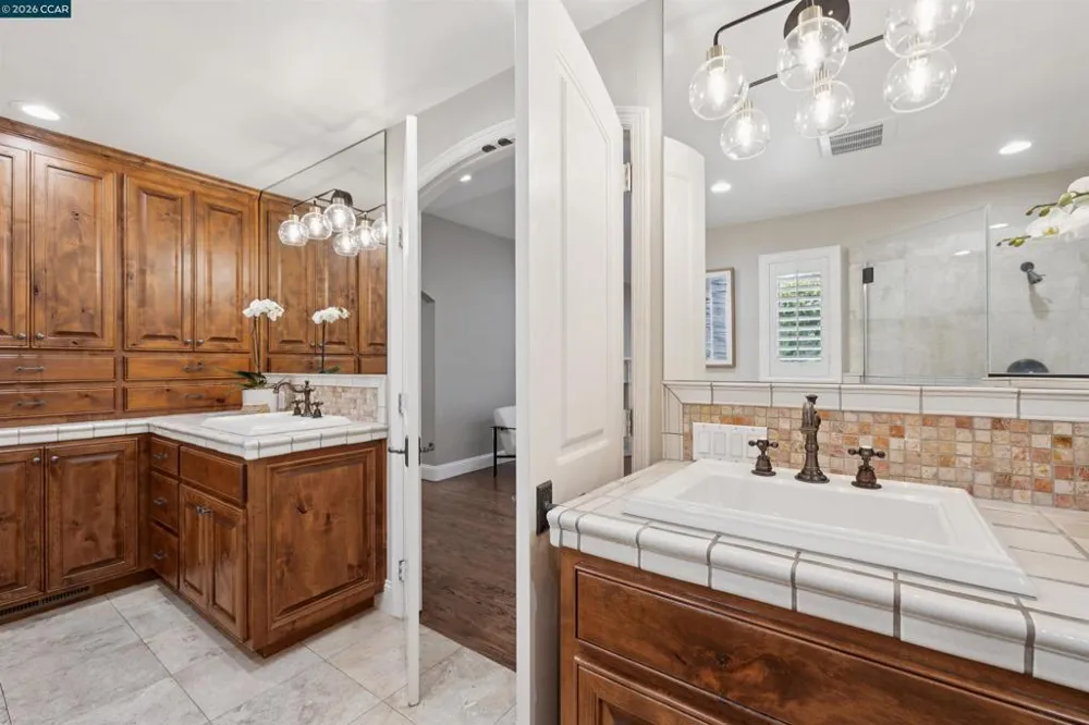 71 SCENIC DRIVE Orinda, CA 94563