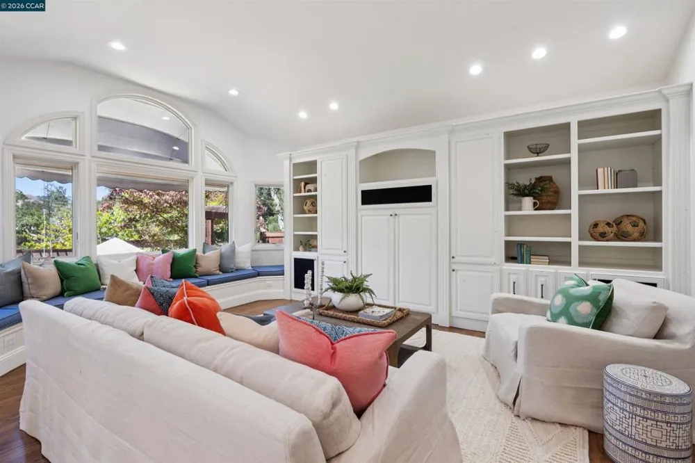 71 SCENIC DRIVE Orinda, CA 94563