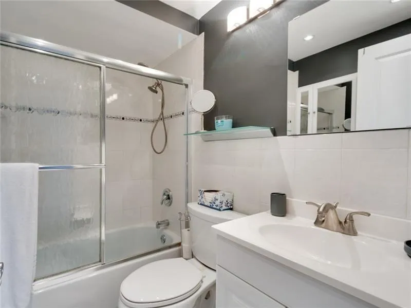 121 GOLDEN ISLES DRIVE #806 Hallandale Beach, FL 33009