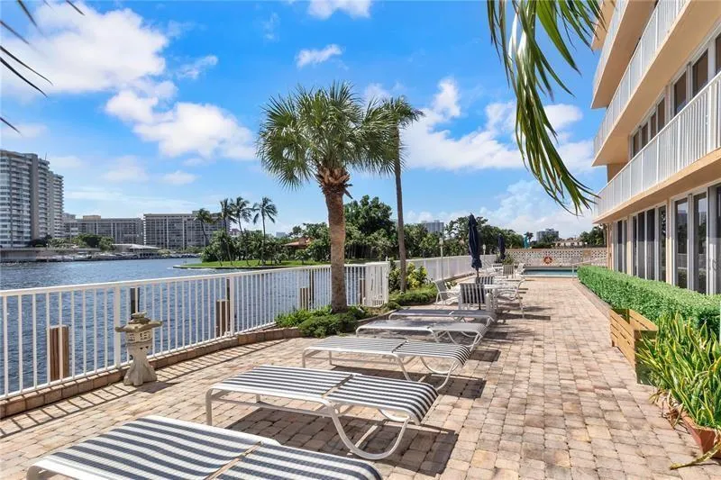 121 GOLDEN ISLES DRIVE #806 Hallandale Beach, FL 33009