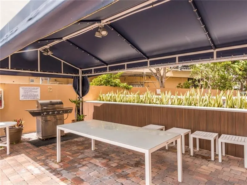 121 GOLDEN ISLES DRIVE #806 Hallandale Beach, FL 33009