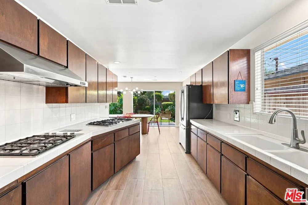 6524 S Holt Avenue Los Angeles, CA 90056