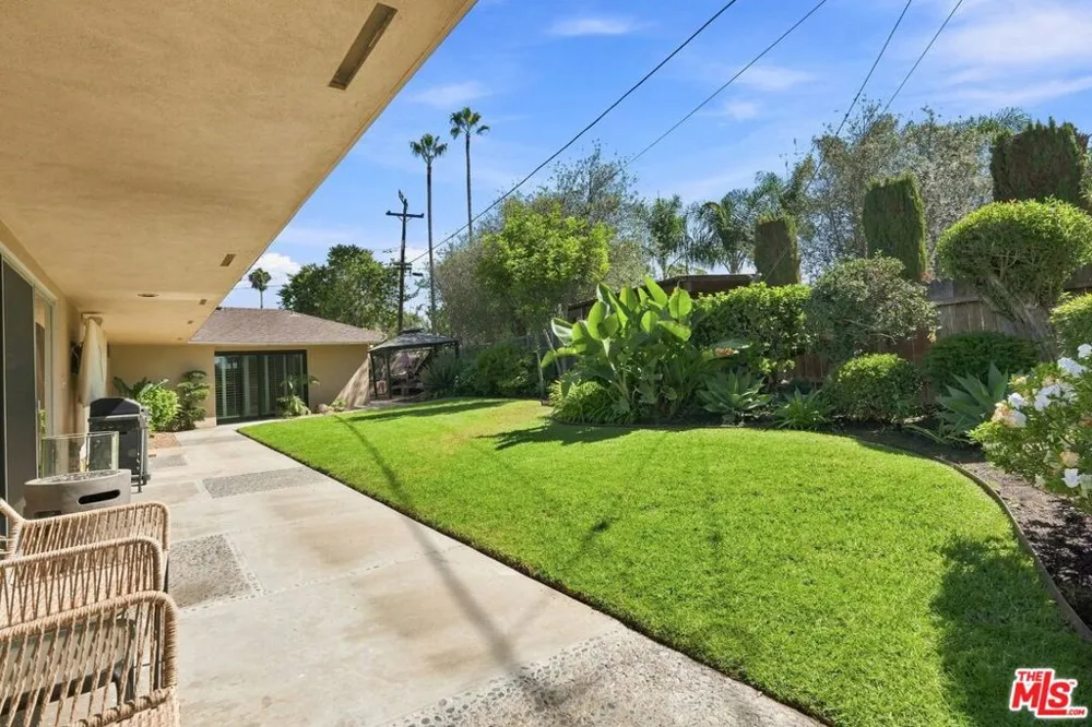 6524 S Holt Avenue Los Angeles, CA 90056