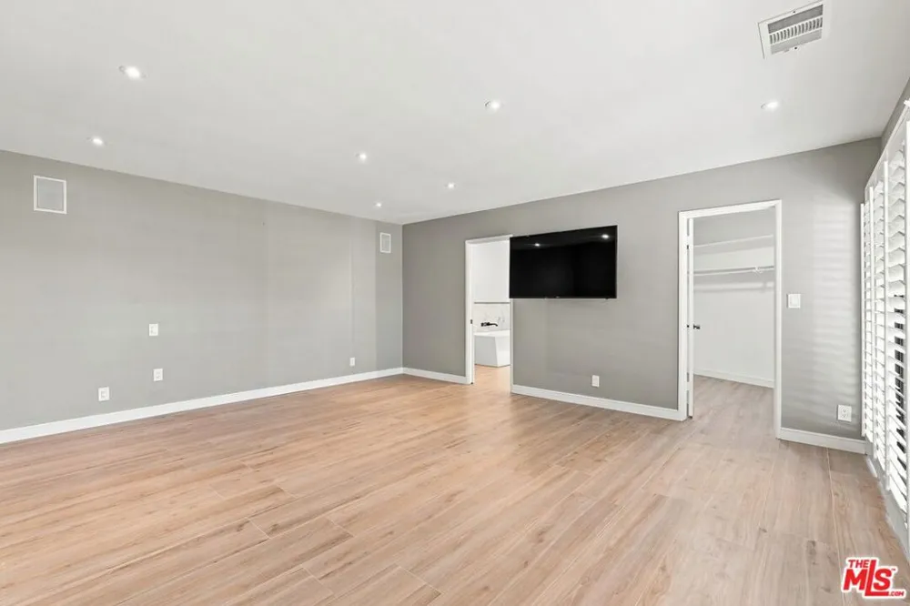 6524 S Holt Avenue Los Angeles, CA 90056