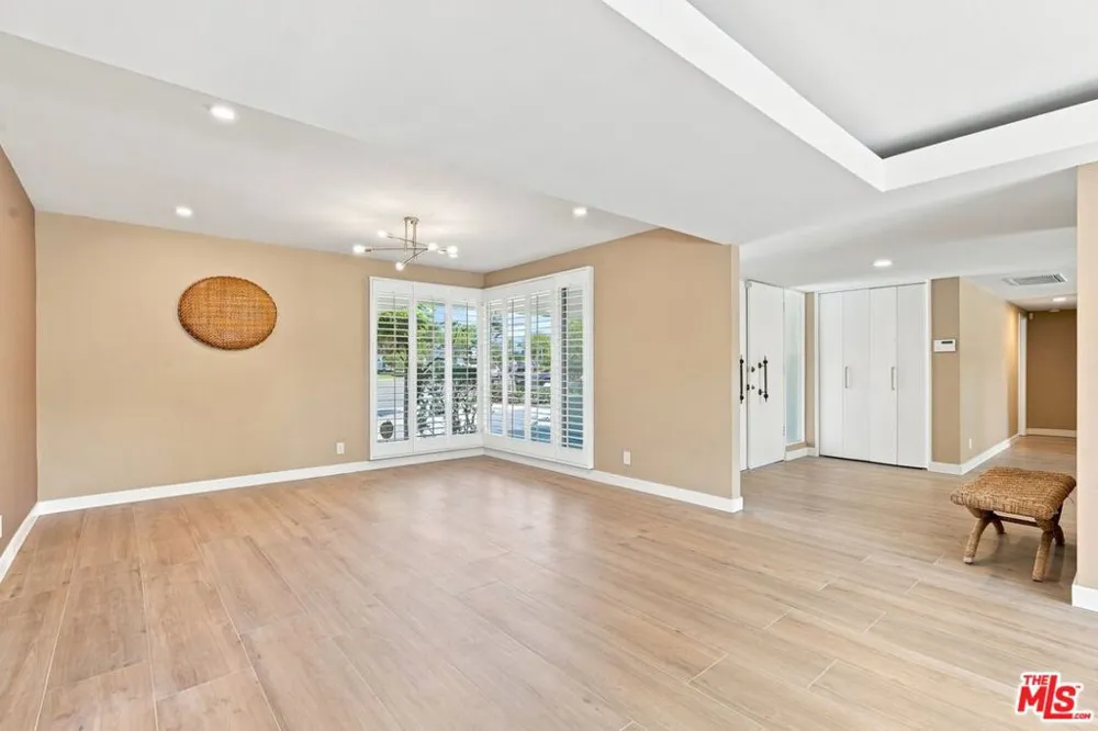 6524 S Holt Avenue Los Angeles, CA 90056