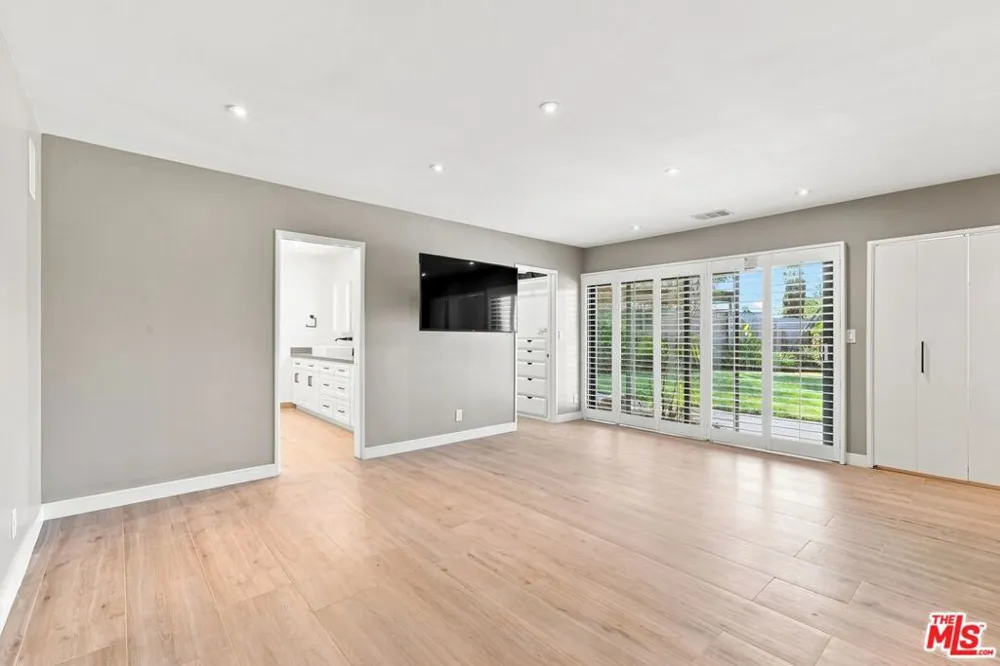 6524 S Holt Avenue Los Angeles, CA 90056
