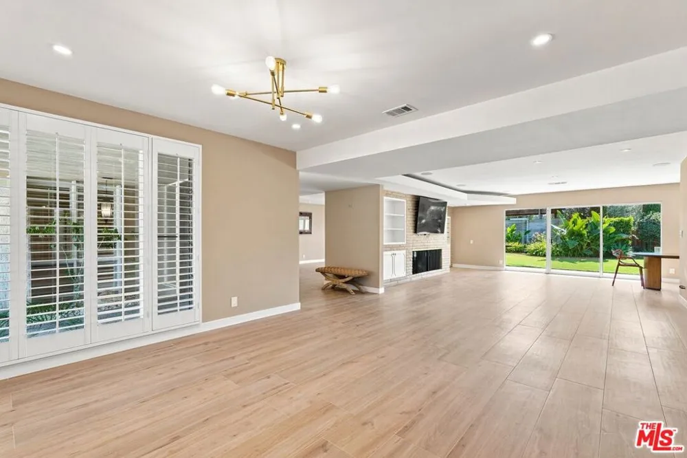 6524 S Holt Avenue Los Angeles, CA 90056
