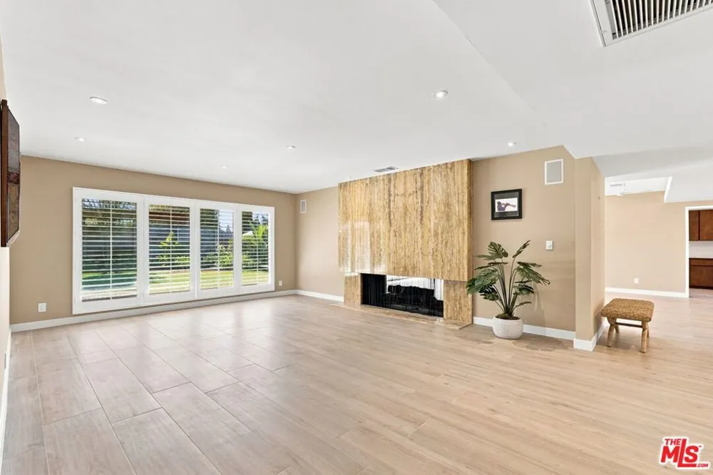 6524 S Holt Avenue Los Angeles, CA 90056