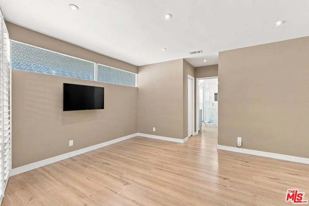6524 S Holt Avenue Los Angeles, CA 90056