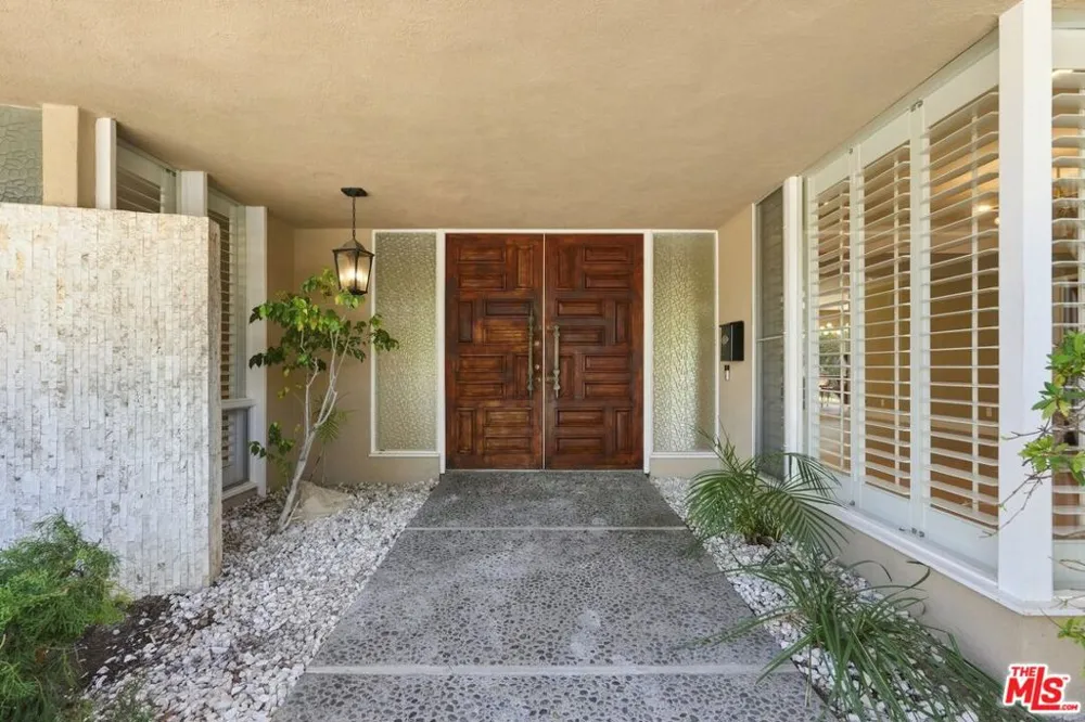 6524 S Holt Avenue Los Angeles, CA 90056