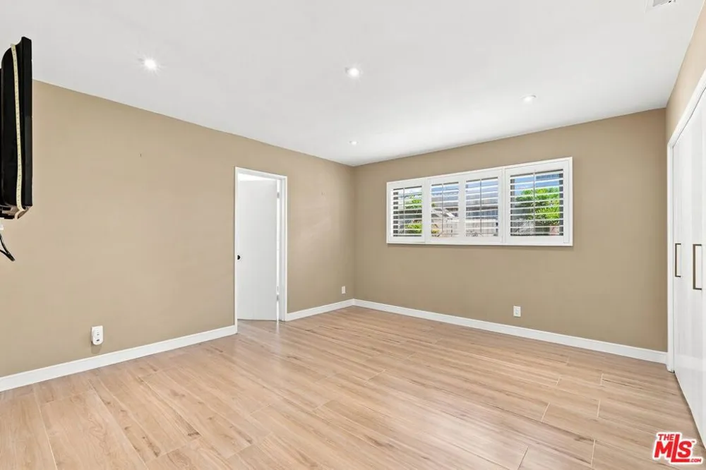 6524 S Holt Avenue Los Angeles, CA 90056