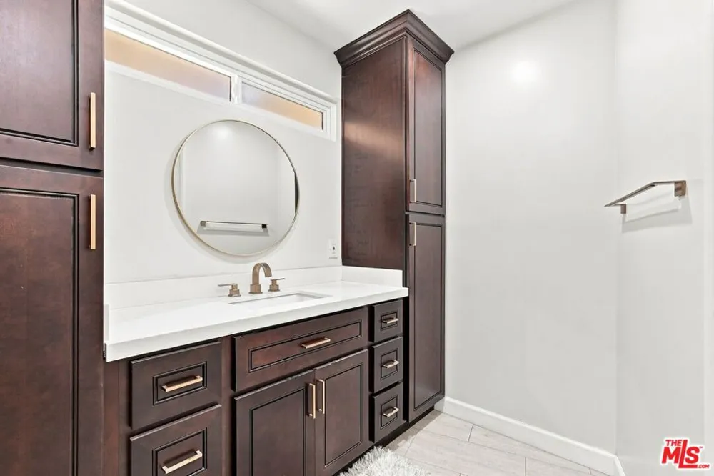 6524 S Holt Avenue Los Angeles, CA 90056