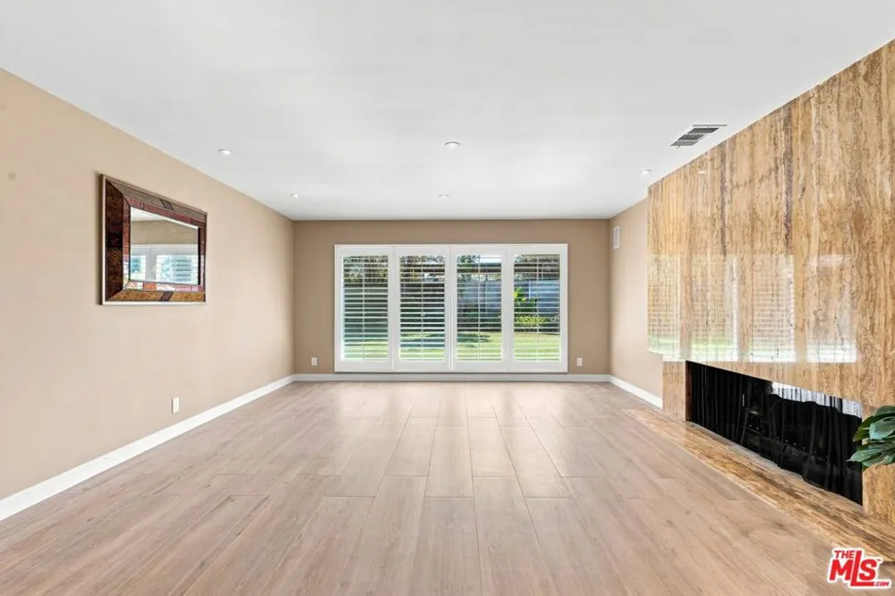 6524 S Holt Avenue Los Angeles, CA 90056