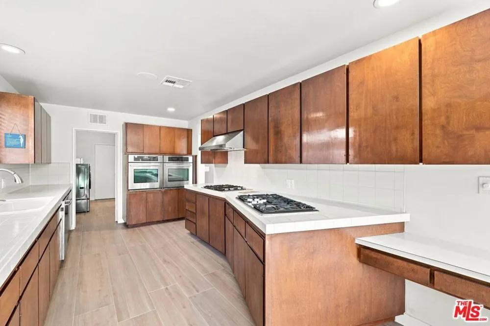 6524 S Holt Avenue Los Angeles, CA 90056