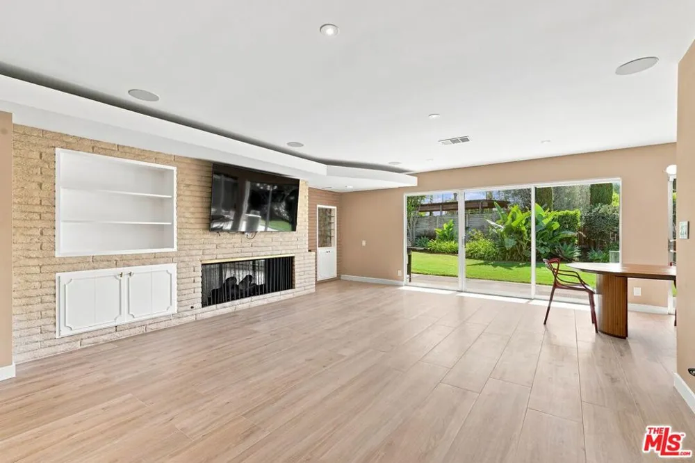 6524 S Holt Avenue Los Angeles, CA 90056