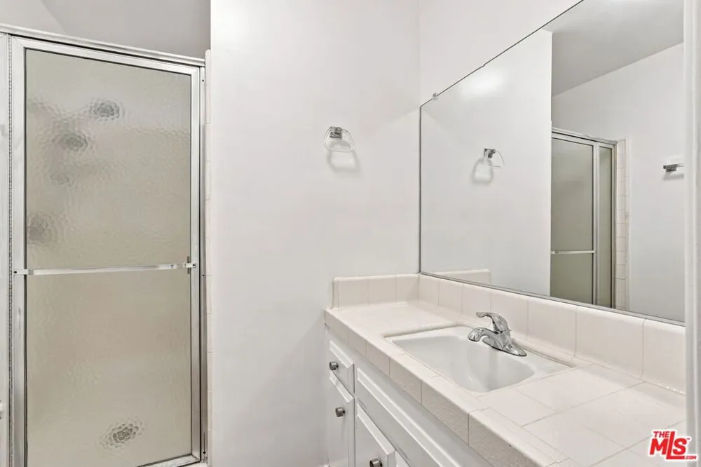 6524 S Holt Avenue Los Angeles, CA 90056