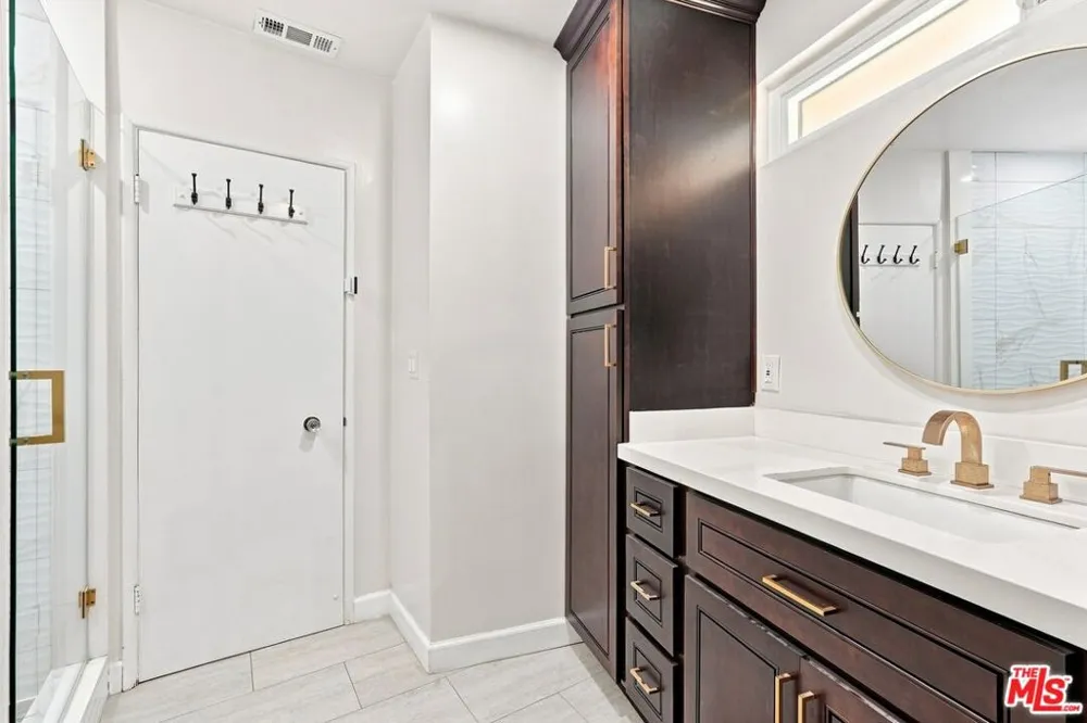 6524 S Holt Avenue Los Angeles, CA 90056