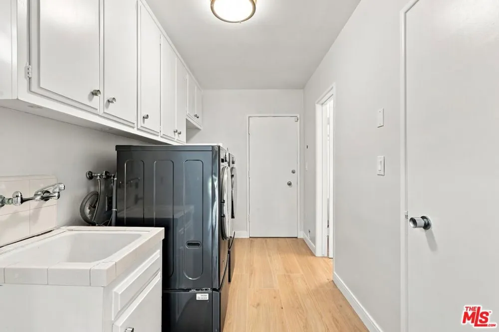 6524 S Holt Avenue Los Angeles, CA 90056