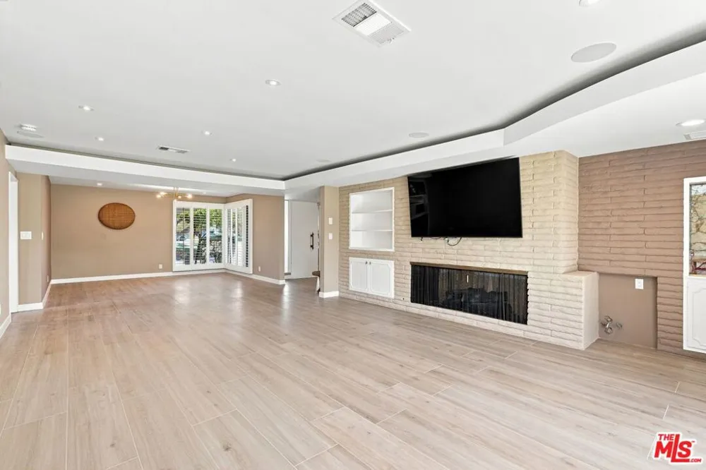 6524 S Holt Avenue Los Angeles, CA 90056