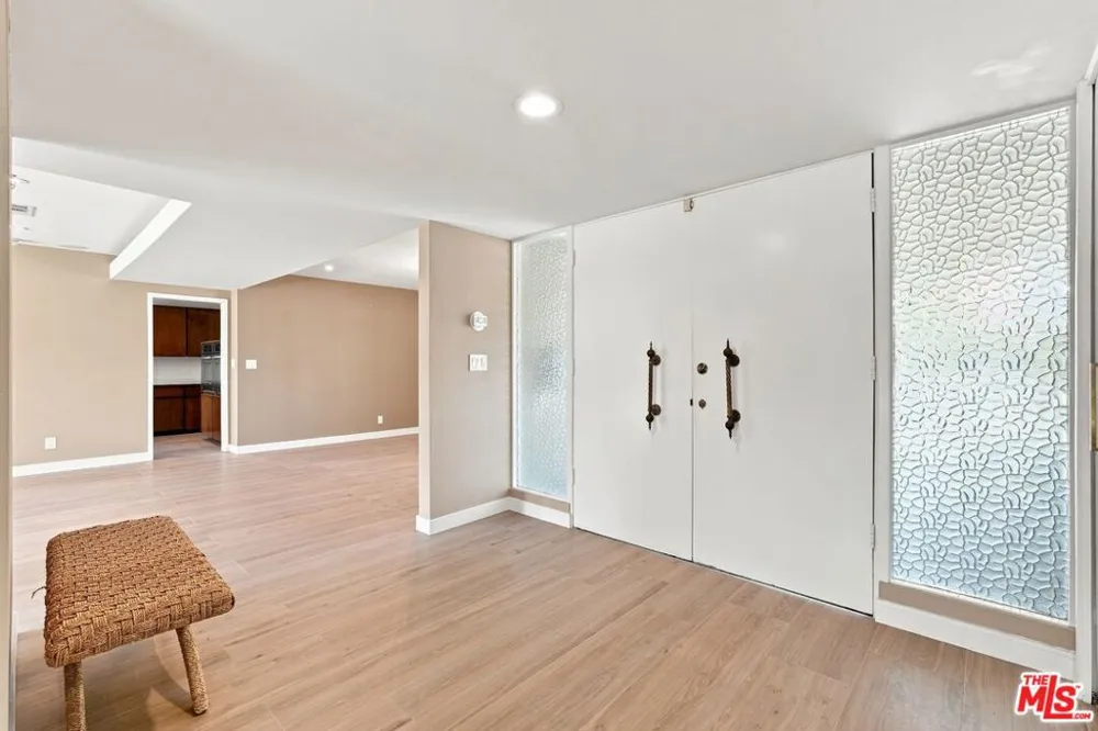 6524 S Holt Avenue Los Angeles, CA 90056