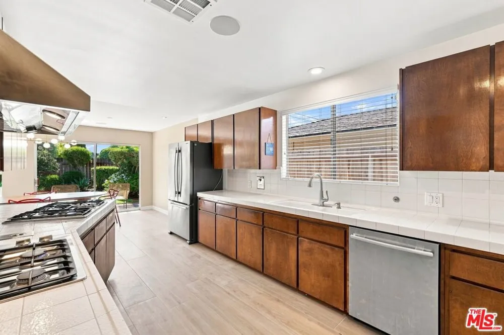 6524 S Holt Avenue Los Angeles, CA 90056