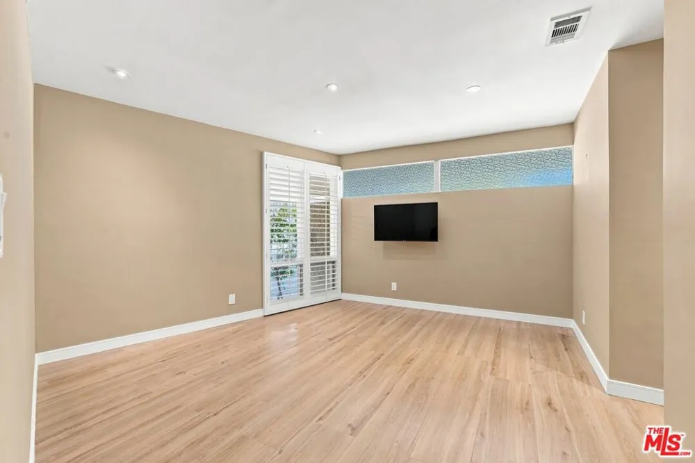 6524 S Holt Avenue Los Angeles, CA 90056
