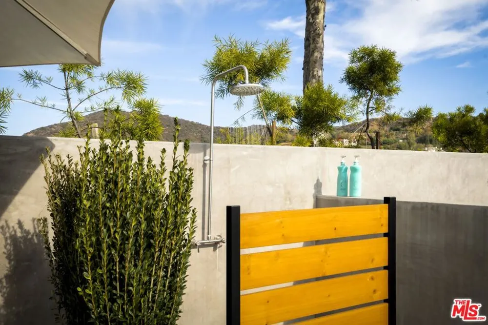 2344 Banyan Drive Los Angeles, CA 90049