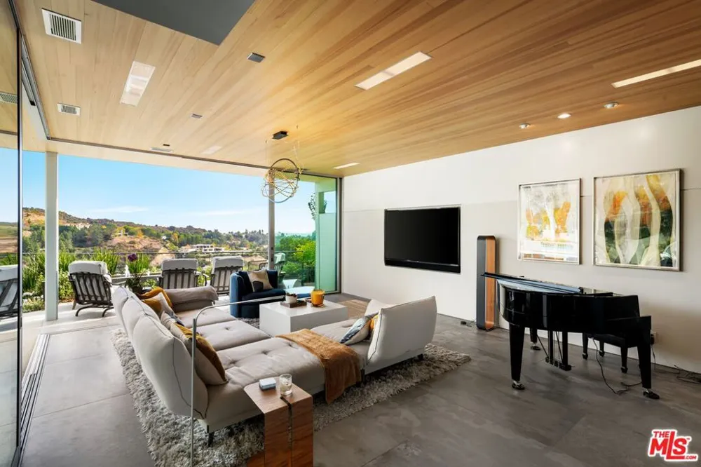 2344 Banyan Drive Los Angeles, CA 90049