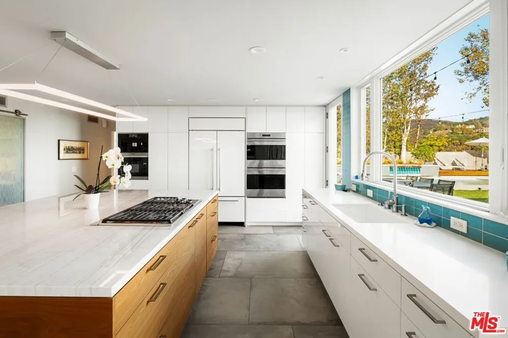 2344 Banyan Drive Los Angeles, CA 90049