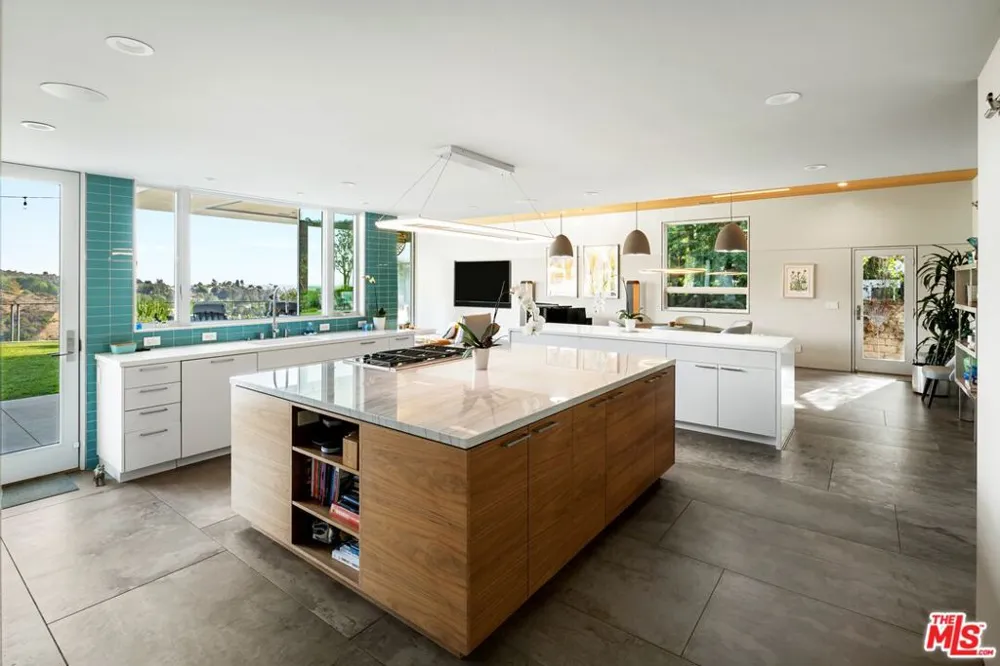 2344 Banyan Drive Los Angeles, CA 90049