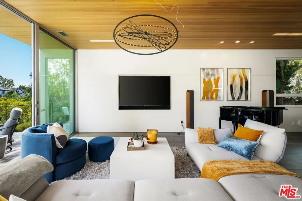 2344 Banyan Drive Los Angeles, CA 90049