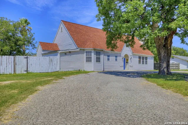 1007 GETTY ST Uvalde, TX 78801