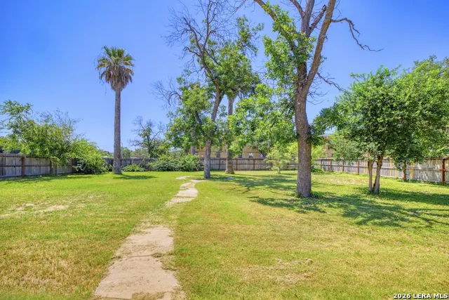 1007 GETTY ST Uvalde, TX 78801