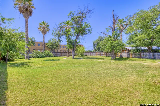 1007 GETTY ST Uvalde, TX 78801