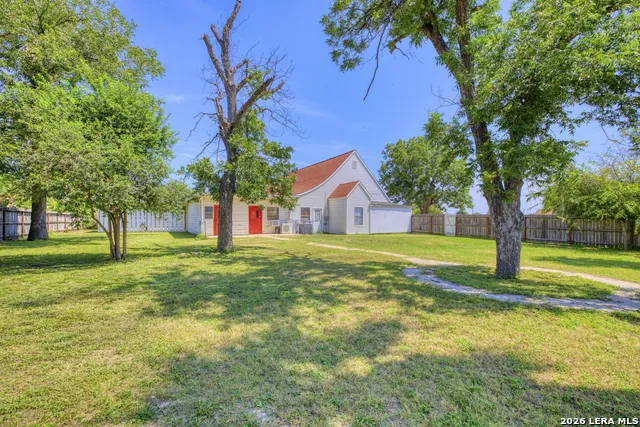 1007 GETTY ST Uvalde, TX 78801