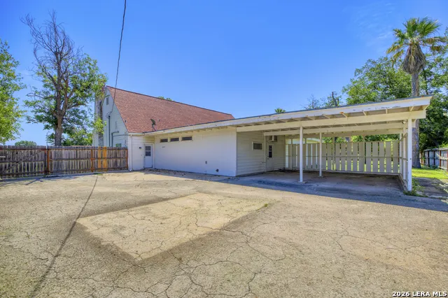 1007 GETTY ST Uvalde, TX 78801
