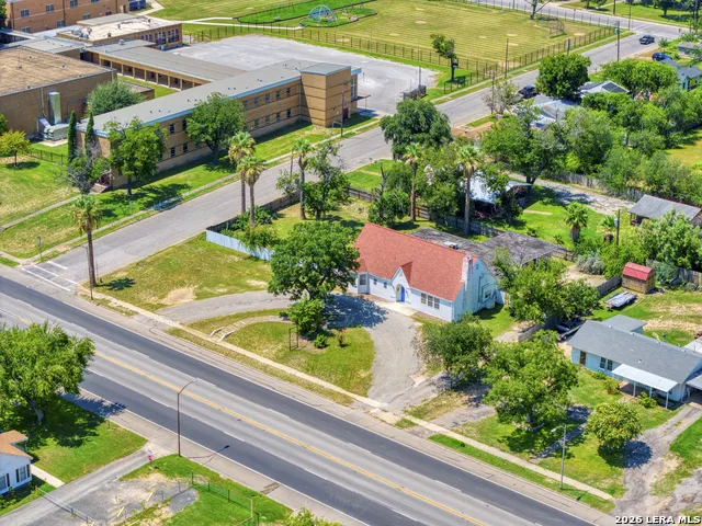1007 GETTY ST Uvalde, TX 78801