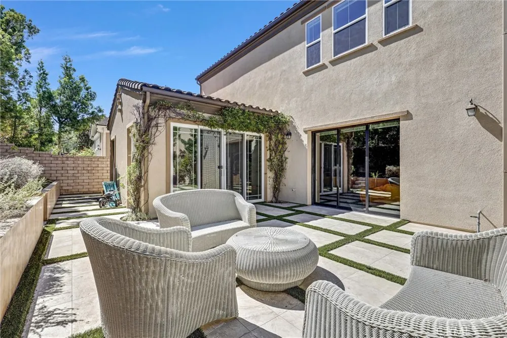 19 Dahlia Lake Forest, CA 92630