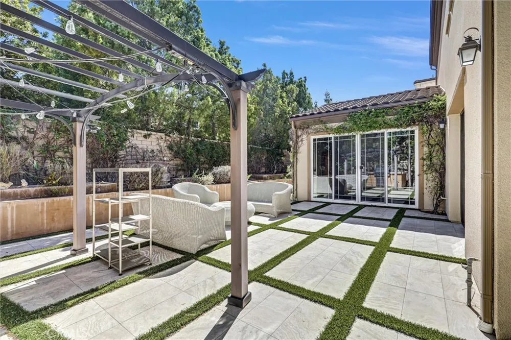 19 Dahlia Lake Forest, CA 92630